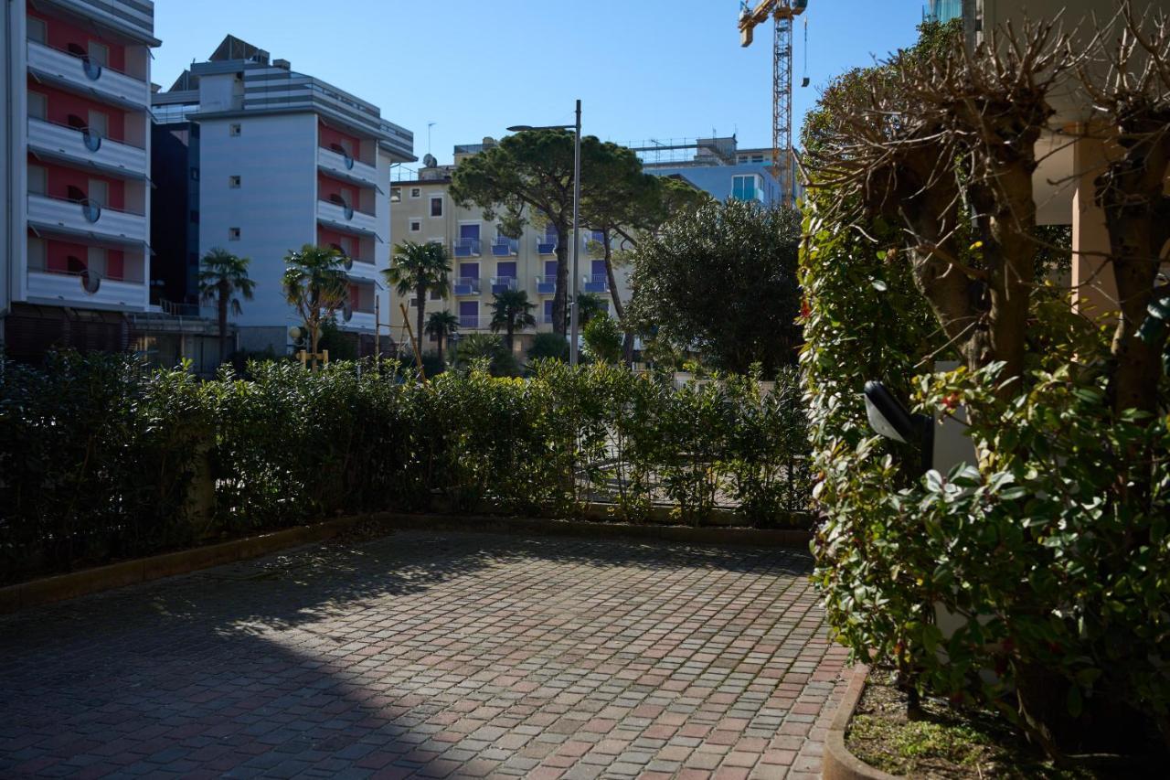 Paola-pochi Passi Dal Mare-zona Piazza Aurora-lido Di